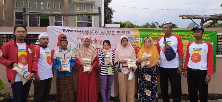 Gerakan Relawan Puan Maharani  Jember, membagi-bagikan Takjil Di Kec Umbulsari
