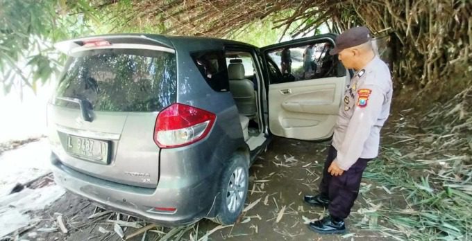 Penambang Pasir di Jember Temukan Mobil Tak Bertuan di Pinggir Sungai
