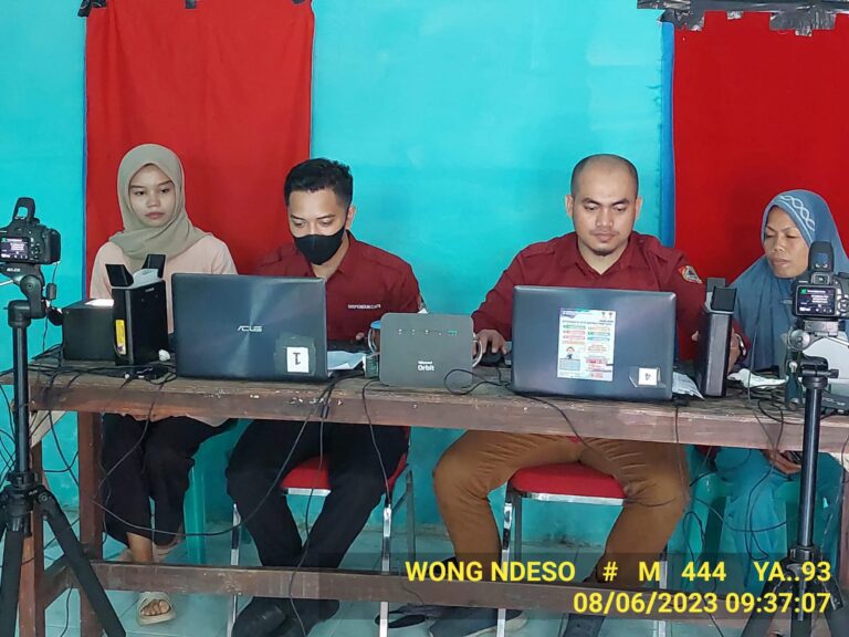 Pemdes Wirowongso Lakukan Perekaman E-KTP  di Balai Desa