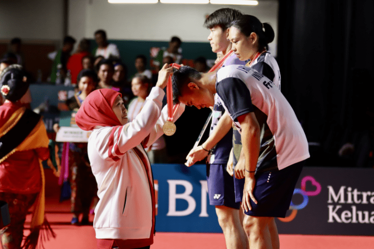 Gubernur Jatim Kalungkan Medali Kejuaraan Bulu Tangkis Internasional ‘Bni Indonesia Master-Super 2023’