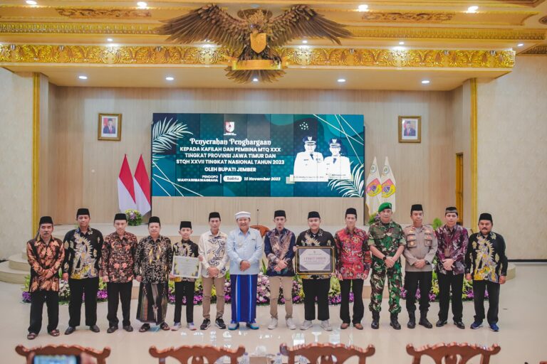 Bupati Berikan Hadiah kepada Para Kafilah MTQ Jember