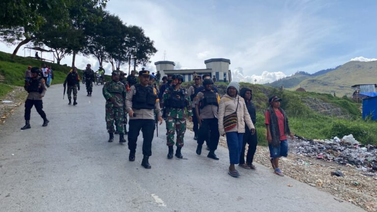 Jelang Bulan Desember, Satgas Yonif 721/Mks Bersinergi Ciptakan Ketertiban Dan Kondusifitas Dalam Rangka Menghadapi Pesta Demokrasi Serta Menjelang Natal Dan Tahun Baru 2024