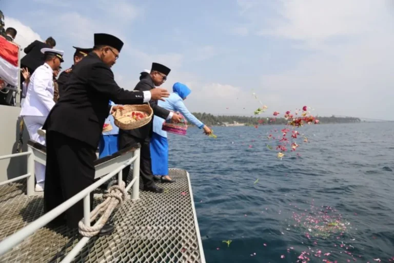 Hari Pahlawan, Wabup Banyuwangi tabur bunga di Selat Bali