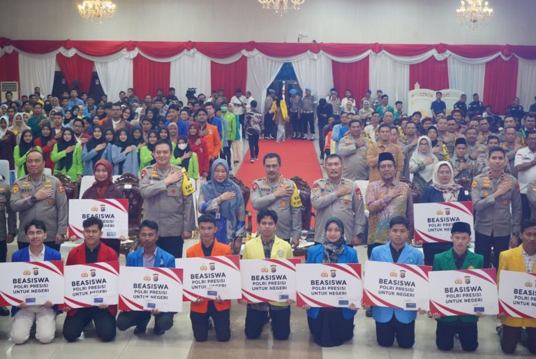 Kunjungan ke Riau, Wakapolri Silaturahmi dan Berikan Bantuan Bagi Mahasiswa Berprestasi