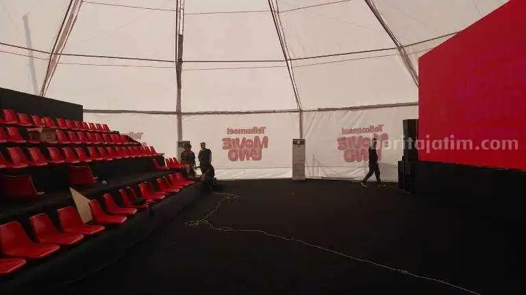 Telkomsel Gelar Nobar Film Movieland di Alun-alun Jember