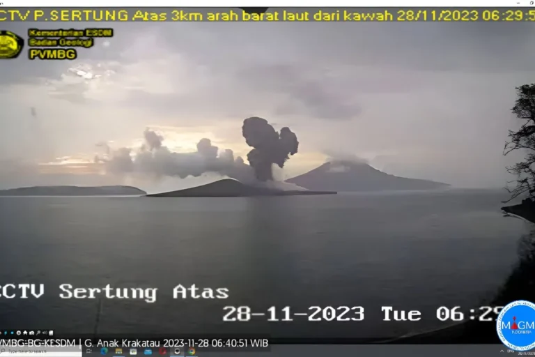 Gunung Anak Krakatau Meletus Luncurkan Abu Setinggi 1.000 Meter