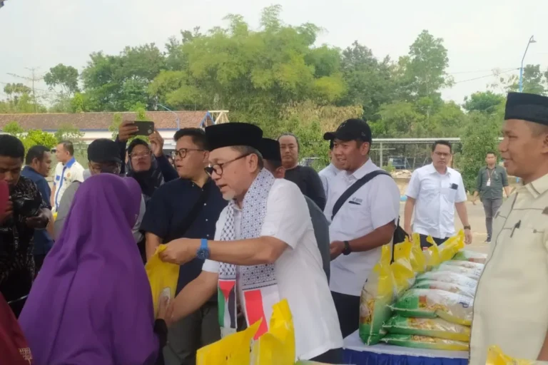 Mendag Zulkifli Bagikan 2,5 Ton Beras Saat Berkunjung Ke Ponorogo