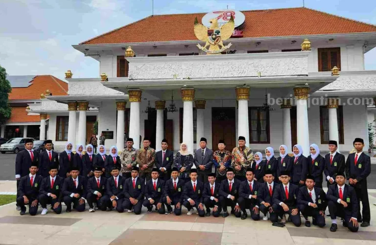 Gubernur Khofifah Lepas Santri Penerima BSPP Pemprov Jatim ke Universitas Al Azhar Kairo Mesir