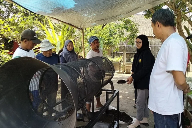 Mahasiswa Unej Terapkan Inovasi Urai limbah Kotoran Ternak