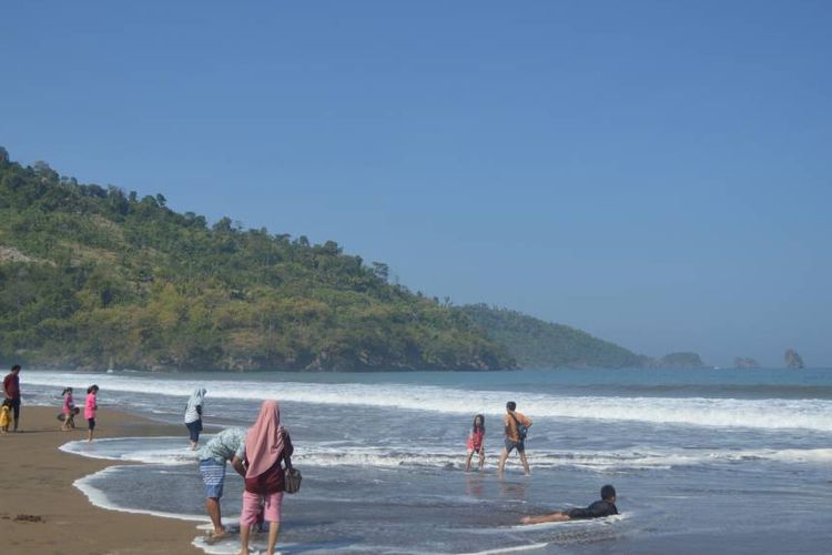 Pantai Konang di Trenggalek: Daya Tarik, Aktivitas, dan Harga Tiket