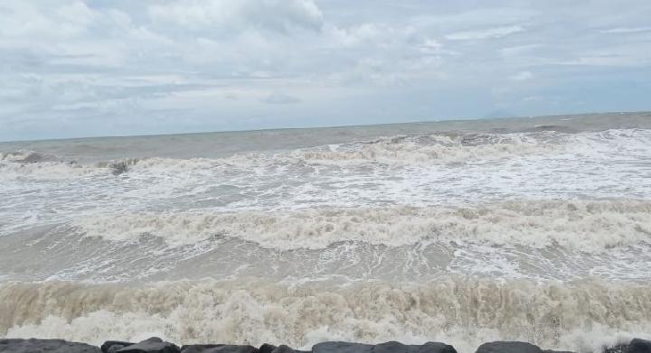 BMKG: Waspada Gelombang hingga 4 Meter di Sejumlah Perairan Indonesia