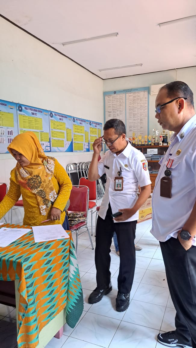 Pembagian Baju Batik Kepada Kader Posyandu Dari Dinas Kesehatan Yang Ber SK Sejumlah 170 Catlya Kelurahan Kebonsari