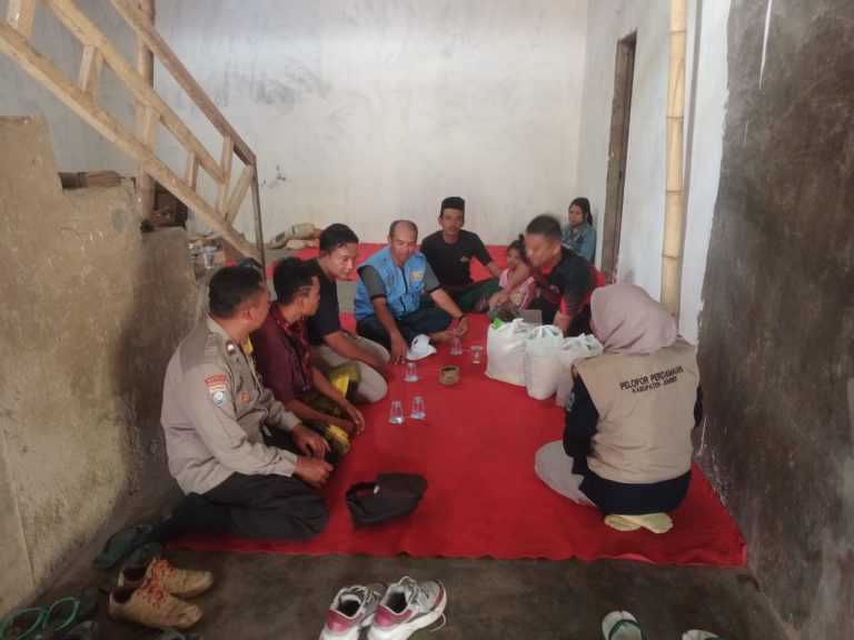 Penyerahan Bantuan Dari Pelopor Perdamaian Dinas Sosial Kabupaten Jember