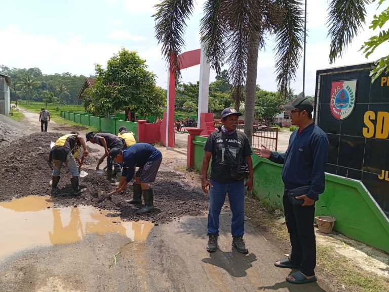 Genangan Air Bikin Resah Pengguna Jalan, Lurah Antirogo Dan Pu Bina Marga Sda Tuntaskan Jalan Yang Berlubang