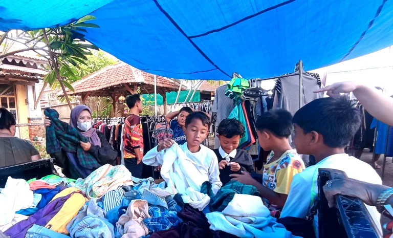Baju Thrift Digemari Pelajar SD di Kalisat Jember