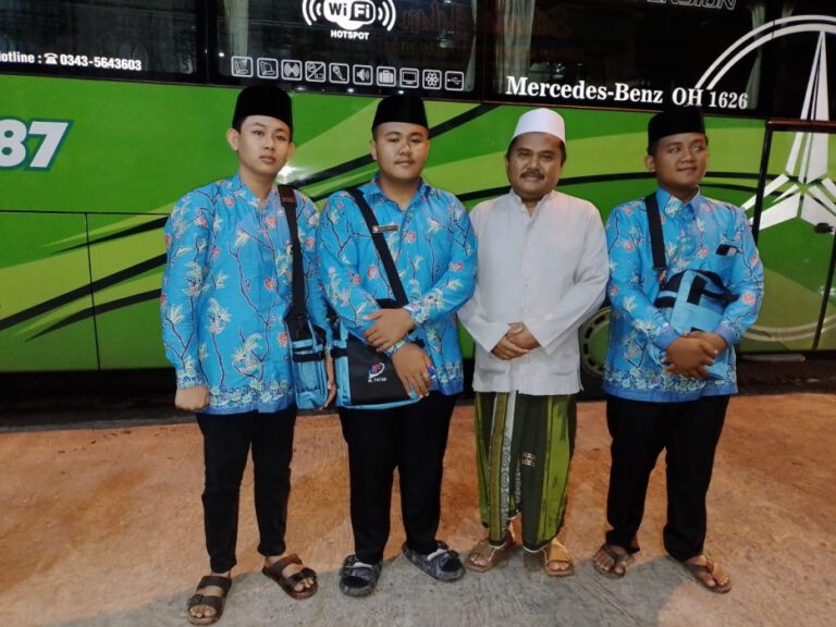 Bupati Hendy Berangkatkan Tiga Warga Jember Umrah Gratis