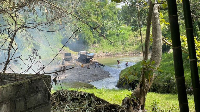 Penambangan Pasir Sungai di Desa Jatimulyo