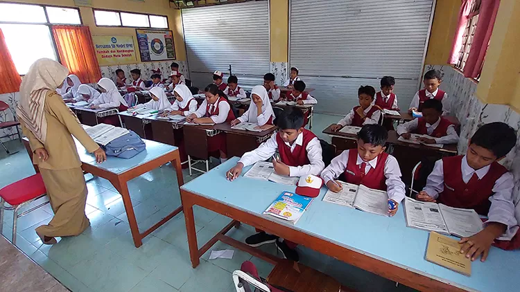 Tak Ada yang Trauma, Siswa SDN Mayang 01 Tetap Semangat Belajar usai Plafon Ruang Kelasnya Ambrol