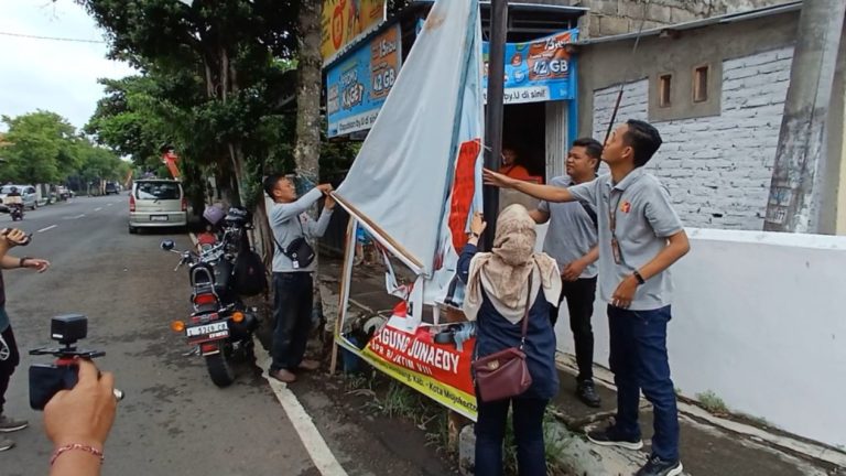 Mengganggu Estetika Kota dan Melanggar Aturan, Ratusan Alat Peraga Kampanye di Nganjuk Diturunkan Paksa