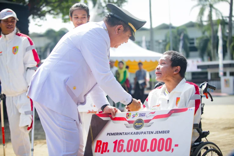 Pemkab Jember Bagi 155 Gerobak untuk UMKM dan Hadiah untuk Atlet NPCI pada Peringatan Hari Jadi Jember Ke-95 Tahun