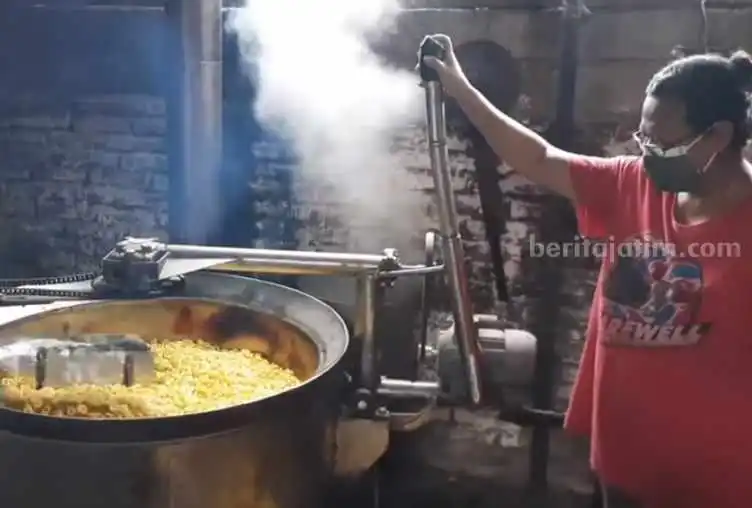 Pemuda Trenggalek Ini Ciptakan Mesin Produksi Alen-alen
