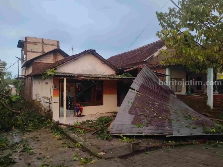 Angin Kencang Sapu 5 Kecamatan Di Mojokerto