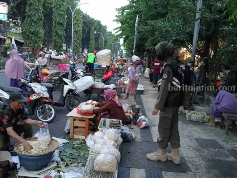Berdagang di Trotoar, PKL Pasar Baru Gresik Ditertibkan
