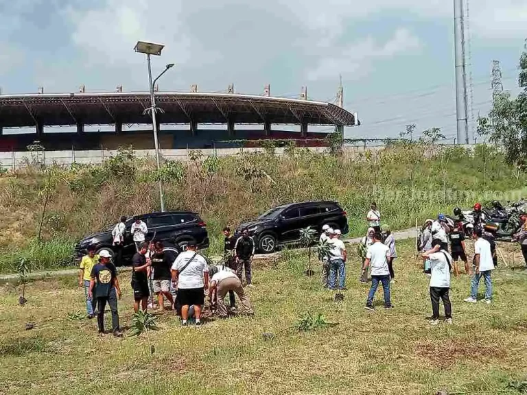 Bibit Pohon Mangga Hijaukan Stadion Gejos Gresik