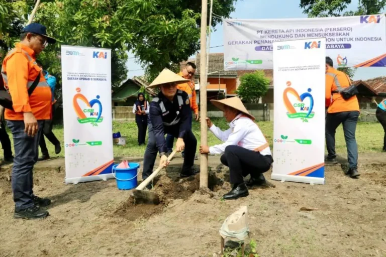 KAI “Go Green”, Daop Surabaya Tanam Puluhan Pohon Di Lima Stasiun