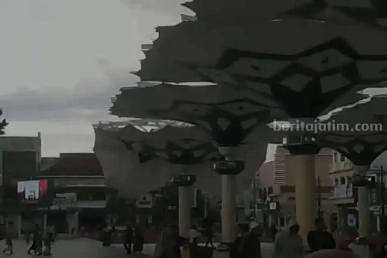 Payung Madinah Pasuruan Patah Diterjang Angin