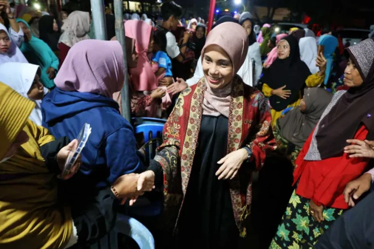 Atikoh Ganjar Selawatan Kubro Di PP Tarbiyatus Salafiyah Probolinggo