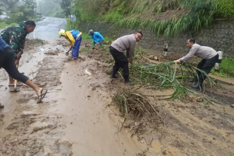 Usai Longsor Akses Jalan Magetan-Tawangmangu-Karanganyar Bisa dilewati Kembali