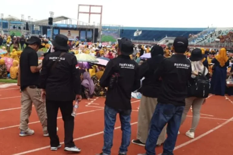 Bawaslu Jember Temukan Atribut Kampanye Saat Apel Shalawat LSN