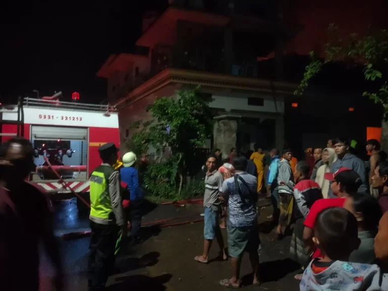 UPDATE KEBAKARAN! Gudang Besi Tua di Kalisat Jember Hangus, Kerugian Sampai Ratusan Juta