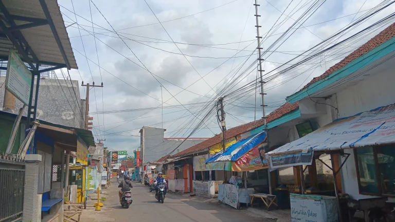 Tak Beraturan, Warga Area Kampus UIN Khawatir Kabel Putus Beraliran Listrik