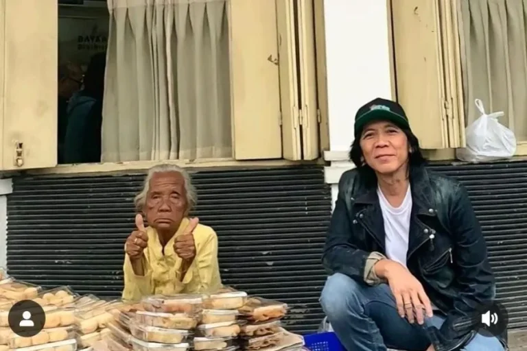 Viral Bimbim Slank Bareng Penjual Kue depan Soto Podjok Kediri
