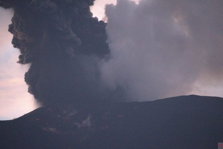 Erupsi Gunung Marapi Diiringi Hujan Abu Vulkanik di Sumbar