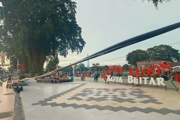 Kabel Listrik di Alun-alun Blitar Semrawut, Berbahaya