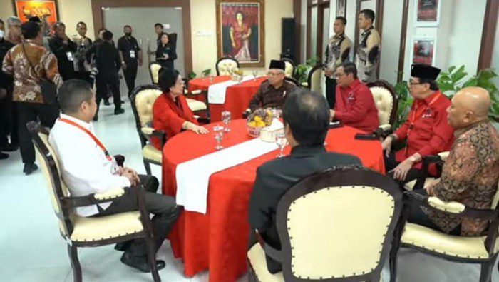 Kader-kader PDIP Hadiri Acara HUT: Risma, Azwar Anas, hingga Ahok