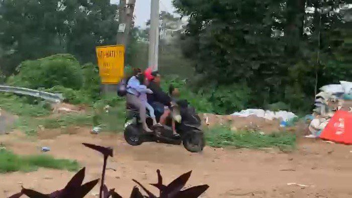 Ngeri! Motor Sekeluarga Ngeblong hingga Terbang di Tikungan Maut Gotekan