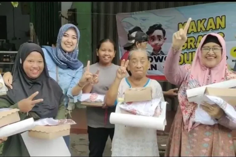 Cucu Bung Karno dan Niken Yunita Bagikan Makan Siang Gratis