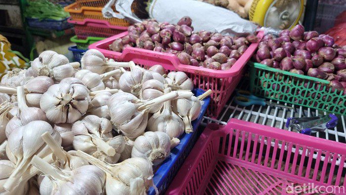Harga Beras-Bawang Merah di Pasar Genteng Masih Mahal Usai Tahun Baru