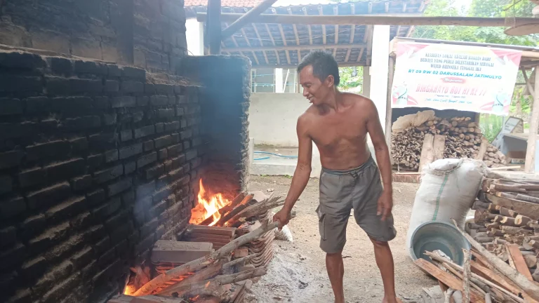 Kisah Pembuat Genting Di Jember, Bertahan Pakai Alat Tradisional, Berharap Bisa Miliki Alat Pembuat Genting Modern