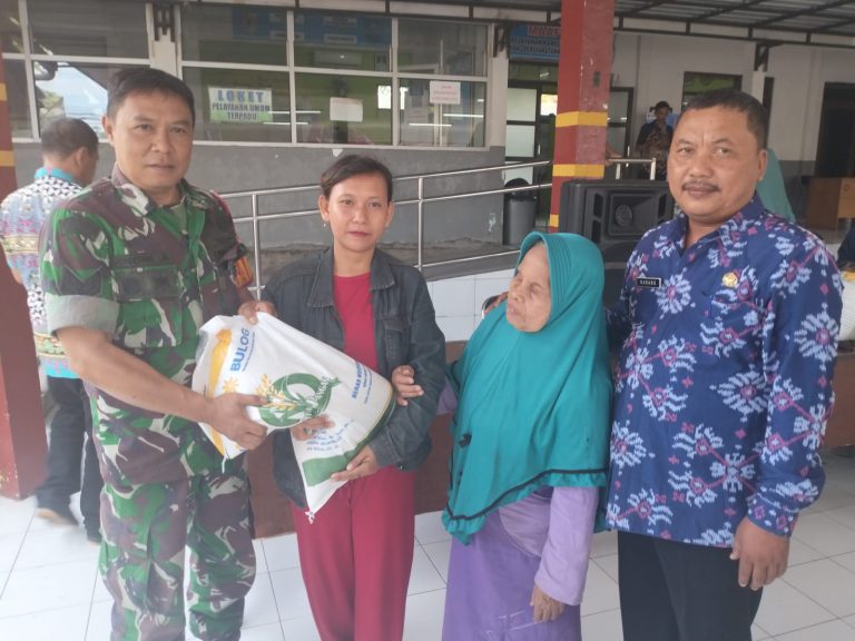 Sejumlah 1.292 Bantuan Pangan Cadangan Beras Pemerintah Mulai Di Distribusikan Di Pendopo Kelurahan Gebang