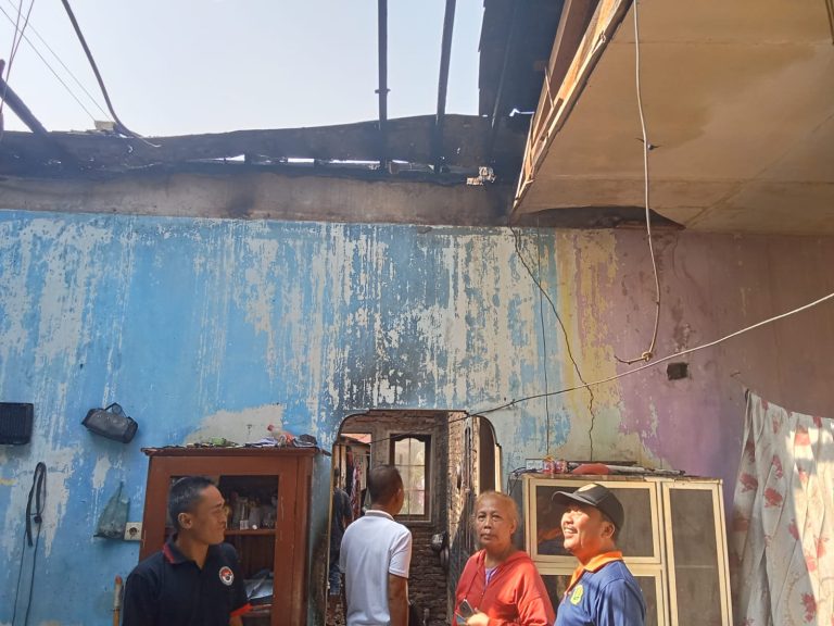 Lurah Gebang Kunjungi Korban Kebakaran Rumah Di Jalan Manggar