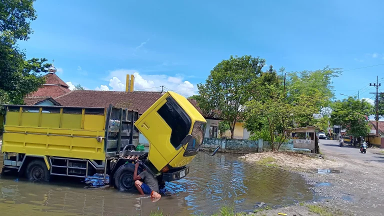 Sopir Truk di Jember Ini Manfaatkan Kolam Genangan Jadi Tempat Cuci