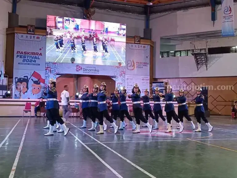 Universitas Dinamika Gaet Maba Lewat Festival Paskibra