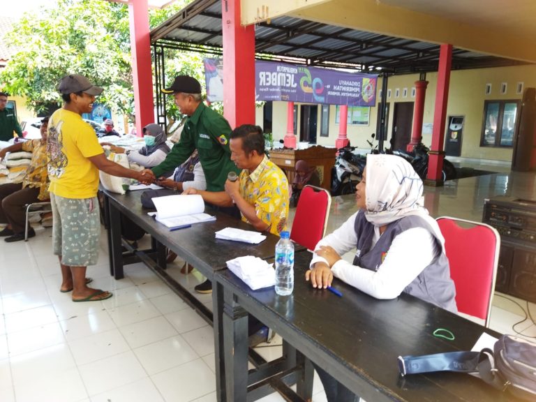 Penyaluran Bantuan Beras Bulog Kepada Masyarakat Di Desa Jatimulyo