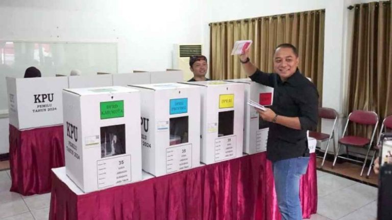 Nyoblos Di TPS 35 Jambangan, Wali Kota Eri: Trimakasih Warga Surabaya, Pemilu Damai, Tenang Dan Nyaman