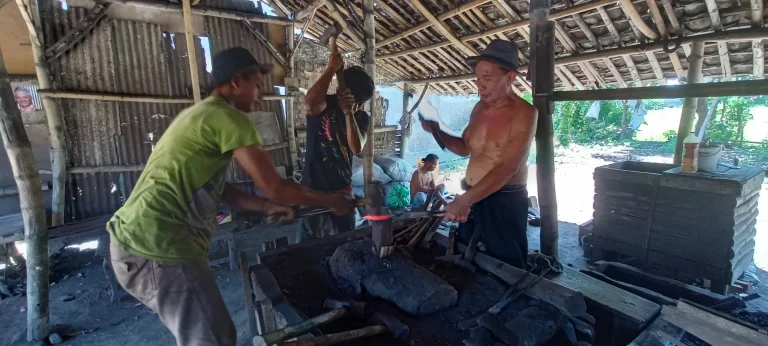Melihat Geliat Pandai Besi Tradisional di Jember, Eksis Puluhan Tahun, Jualnya Sesuka Hati